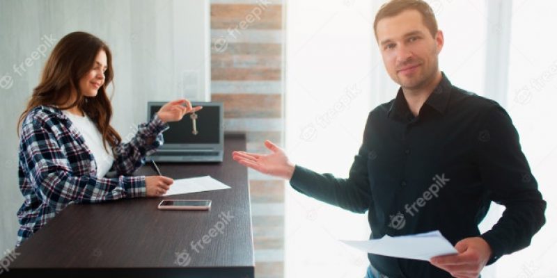 agente-bienes-raices-corredor-o-arrendador-muestra-departamento-joven-ella-firmar-contrato-arrendamiento_186523-1369